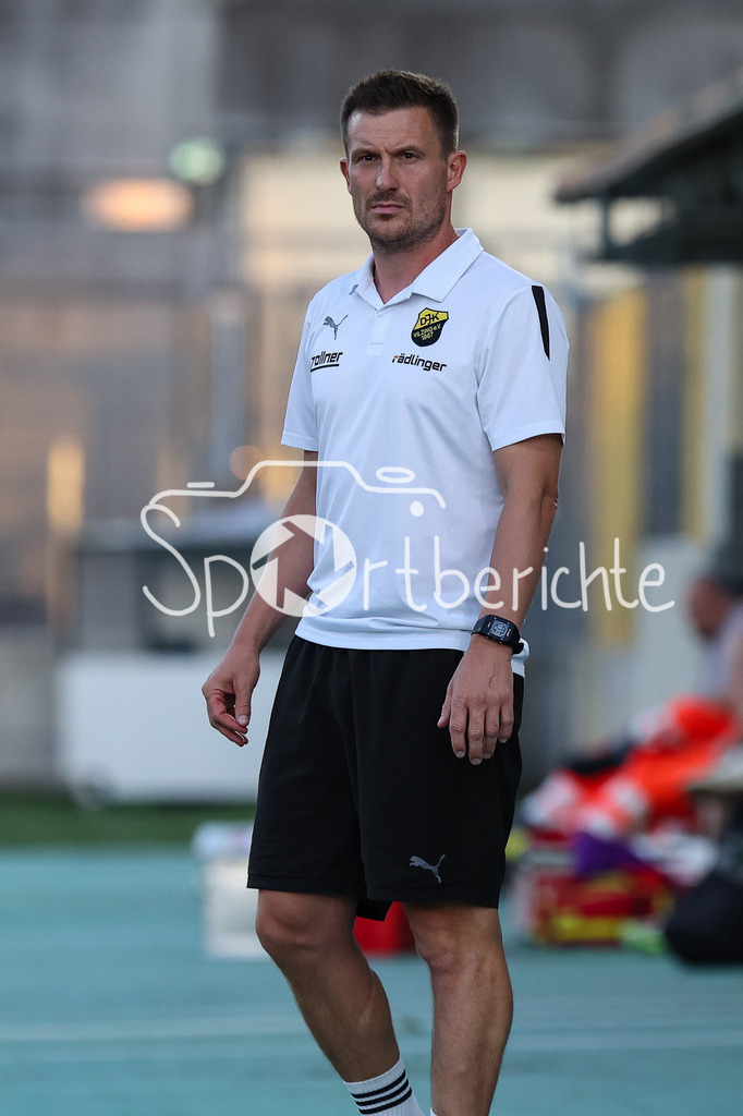 FC Bayern Amateure - DjK Vilzing | im Bild DjK Vilzing Trainer Josef EIBL in Aktion / Freisteller / Einzelfoto / Regionalliga Bayern: FC Bayern München II - DjK Vilzing, Grünwalder Stadion am 30.08.2024