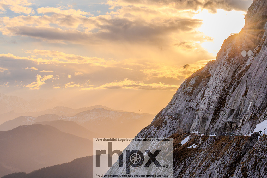 Goldener Moment am Pilatus | Gipfel. Licht. Horizont.Die tiefstehende Sonne hüllt die markanten Felswände in ein sanftes, warmes Licht und lässt die Gipfel der Zentralschweiz erstrahlen. Diese Aufnahme fängt die zeitlose Ruhe und die beeindruckende Weite der Bergwelt in der Abenddämmerung ein.Wähle unter "Produktauswahl" dein Wunschformat: Vom klassischen Wandbild über Puzzle &amp; Tassen bis zum digitalen Download (z.B. als Handy-Hintergrund). - Realisiert mit Pictrs.com