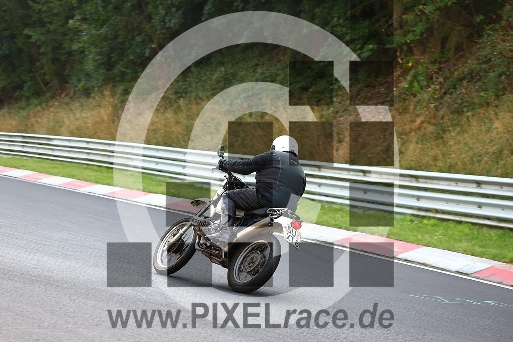 0371-20250814_03437 | Schöne Erinnerungen an spannende Momente - das festzuhalten ist unser Job. PIXELrace.de ist seit 2003 auf den Rennstrecken Europas unterwegs um die Action draußen beim Fahren und die wunderbare Stimmung imm Fahrerlager für euch einzufangen.