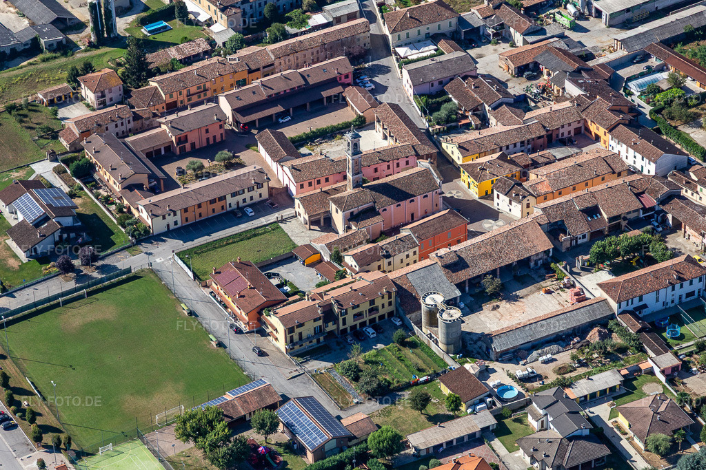Luftbild: Piazza Trento in Ripalta Guerina im Bundesland Cremona in Italien. Foto: IMG_134400.jpg vom 18.09.2022 durch Werner Riehm/FLY-FOTO.de