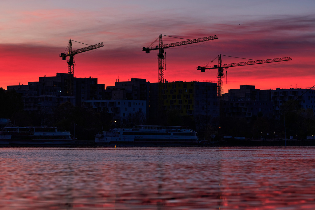 Wohnungen mit Hochkran an der Donau im Abendrot | Wien, Austria - November 07, 2021: Wohnungen mit Hochkran an der Donau im Abendrot. - Realisiert mit Pictrs.com