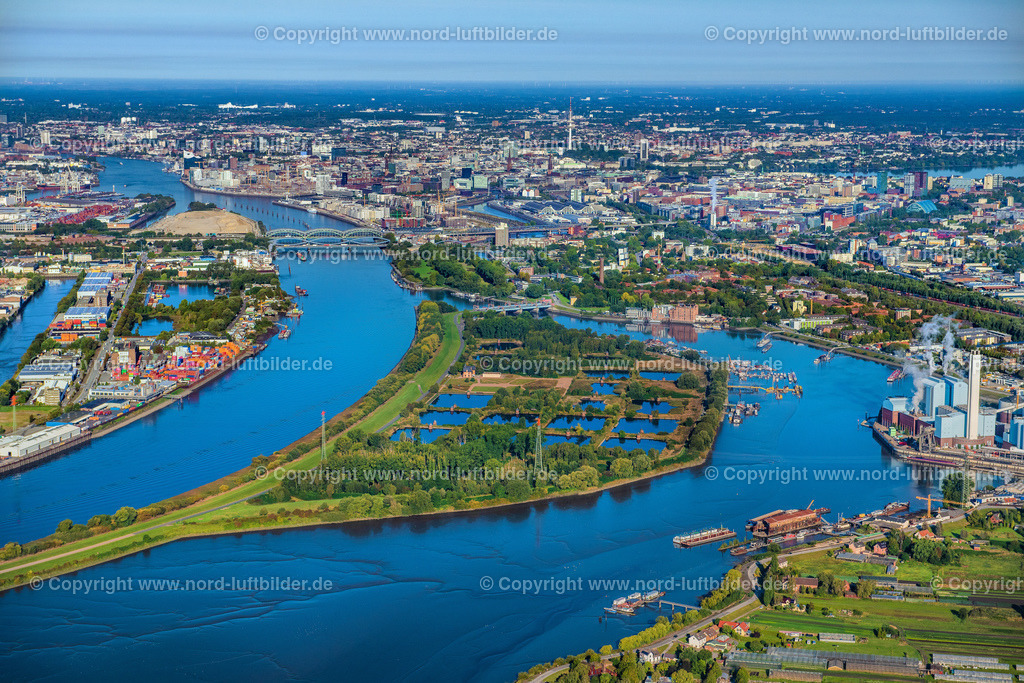 Hamburg_Kaltehofe_Elbinsel_ELS_3519220922 | HAMBURG 22.09.2022 Industrie- Denkmal der stillgelegten technischen Anlagen und Produktionshallen des Geländes der "Wasserkunst Elbinsel Kaltehofe" an derk Billwerder Bucht an der Straße Kaltehofe-Hauptdeich in Hamburg, Deutschland. Weiterführende Informationen bei: HPA Hamburg Port Authority,  Stiftung Wasserkunst Elbinsel Kaltehofe. // Industrial monument of the technical plants and production halls of the premises of "Wasserkunst Elbinsel Kaltehofe" at the barrage Billwerder Bucht on street Kaltehofe-Hauptdeich in Hamburg, Germany. Further information at: HPA Hamburg Port Authority,  Stiftung Wasserkunst Elbinsel Kaltehofe. Foto: Martin Elsen