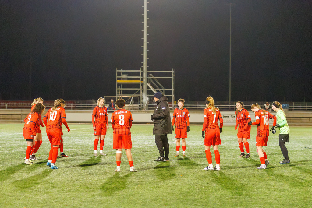FCHFCE_251121_0179 | 1.FC Heidenheim 1846 II vs. FC Ellwangen II, Fußball, Frauen, Bezirksliga, 2025/2026, 10. Spieltag, 22.11.2025 in Heidenheim, Kunstrasen b. Voith-Arena West, Flutlichtspiel(Foto: Michael Bulling) - Realisiert mit Pictrs.com