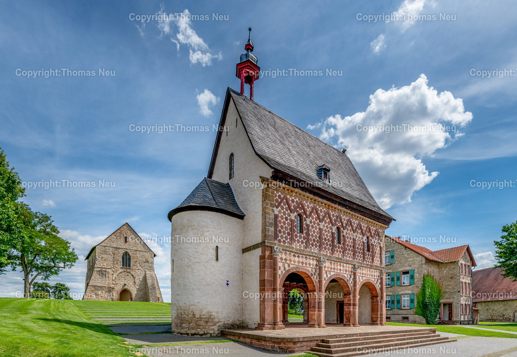 Kloster-abbey-Lorsch-Torhalle-Koenigshalle-UNESCO-Weltkulturerbe-world-heritage-site-Bergstrasse-hessen-germany-fotografie-Thomas-Neu Kopie | Lorsch, Weltkulturerbe Kloster Lorsch, , Der architektonische Höhepunkt des UNESCO-Welterbes: Die pittoreske Königshalle mit der weltberühmten bunten Sandsteinfassade zählt zu den wenigen gut erhaltenen Gebäuden aus karolingischer Zeit. Obwohl ihr Zweck bis heute ungeklärt ist, ist ihre Bedeutung unbestritten.  dahinter das Kirchenfragment der Basilika, Thomas Neu