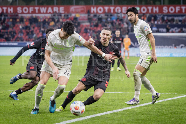 German Bundesliga, Bayer 04 Leverkusen vs. SV Werder Bremen, 24.01.2026 | LEVERKUSEN, GERMANY - JANUARY 24: Julian Malatini (SV Werder Bremen, 22) is challenged by Alejandro Grimaldo (Bayer 04 Leverkusen, 20) during the German Bundesliga match on gameday 19 between Bayer 04 Leverkusen vs. SV Werder Bremen at BayArena on January 24, 2026 in Leverkusen, Germany. DFL REGULATIONS PROHIBIT ANY USE OF PHOTOGRAPHS AS IMAGE SEQUENCES AND/OR QUASI-VIDEO.