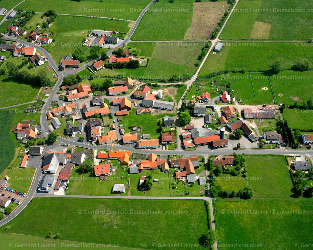 2615386 | METZLOS 09.06.2006 Landwirtschaftliche Nutzflächen und Feldgrenzen  umsäumen das Siedlungsgebiet des Dorfes in Metzlos im Bundesland Hessen, Deutschland // Agricultural land and field boundaries surround the settlement area of the village  in Metzlos in the state Hesse, Germany Foto: Gerhard Launer