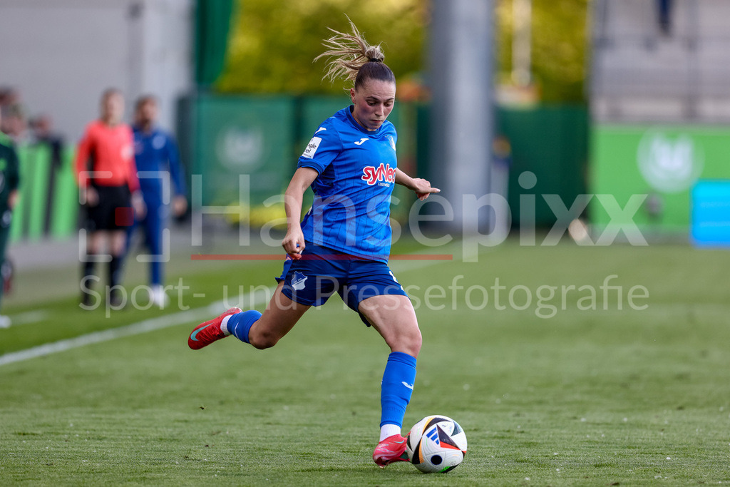 Fussball, Google Pixel Frauen-Bundesliga, VfL Wolfsburg - TSG 1899 Hoffenheim | Jill Janssens (TSG 1899 Hoffenheim, 9) am Ball, Freisteller, Einzelbild, Ganzkörper, Aktion, Action, Spielszene, DIE DFB-RICHTLINIEN UNTERSAGEN JEGLICHE NUTZUNG VON FOTOS ALS SEQUENZBILDER UND/ODER VIDEOÄHNLICHE FOTOSTRECKEN. DFB REGULATIONS PROHIBIT ANY USE OF PHOTOGRAPHS AS IMAGE SEQUENCES AND/OR QUASI-VIDEO.