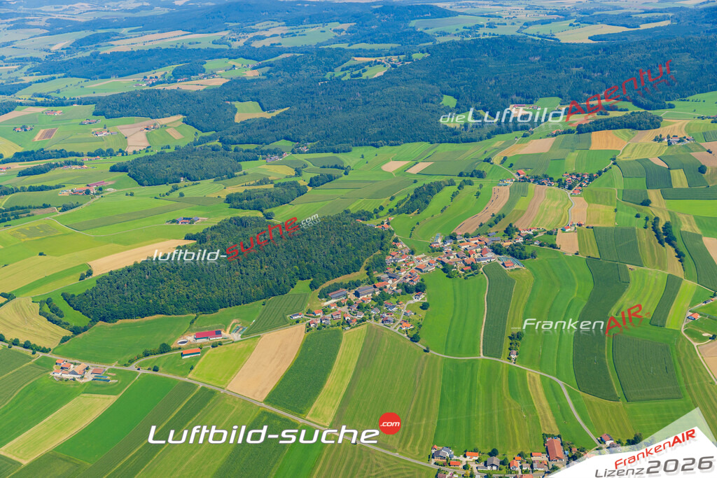 Klassische Luftaufnahme ohne Drohne zeigt:Vorderbuchberg bei Neukirchen beim Heiligen Blut - Die Luftbildaufnahme wurde 2025 vom UL-Flugzeug heraus erstellt ( keine Drohne ) - Hochauflösende Luftaufnahme -Nicht vergleichbar mit Google Maps oder Satelittenbilder- Die Geschenkidee !Mit Lizenz und Bildrechte bestellbar