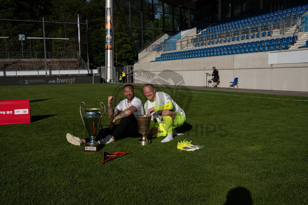Stuttgarter Kickers vs. SG Sonnenhof Großaspach, Fussball, WFV-Pokal, Finale, 23.05.2026 | Julian Schieber (sportilicher Leiter SG Sonnenhof Großaspach) und Maximilian Reule (SG Sonnenhof Großaspach, #01),Stuttgarter Kickers vs. SG Sonnenhof Großaspach, Fussball, WFV-Pokal, Finale, 23.05.2026