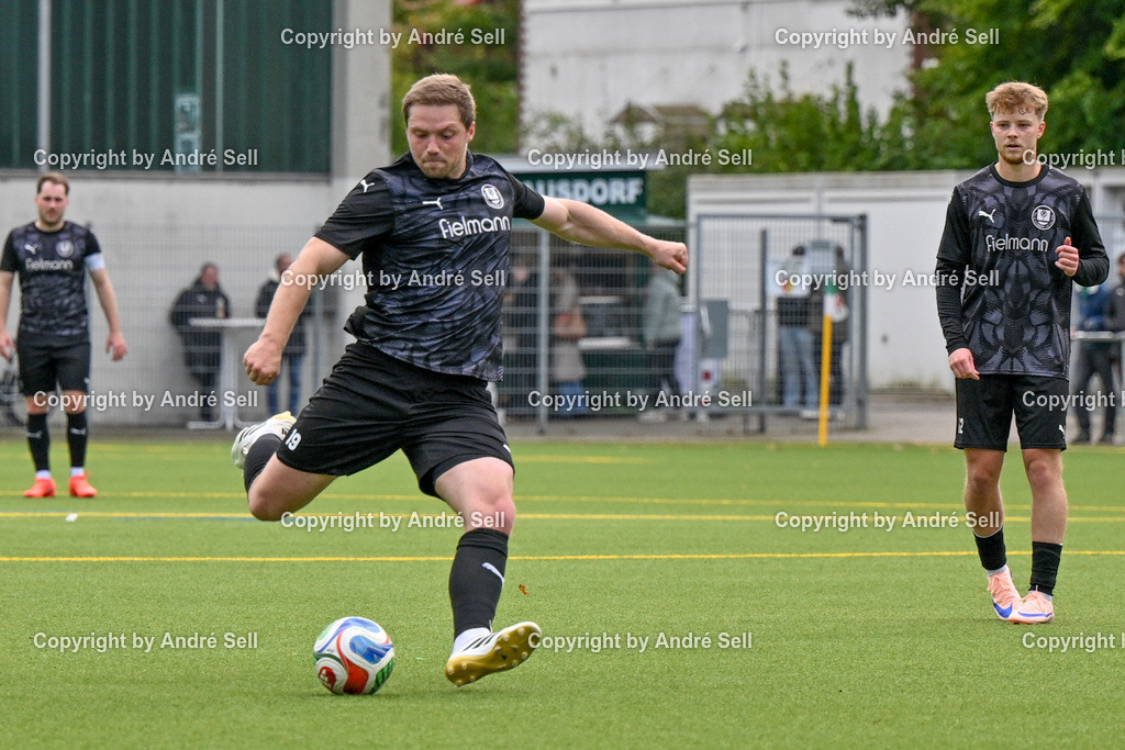 TSV Klausdorf vs SV Dörpum | Jonathan Beeck (Klausdorf #18) &amp; Linus Knöfel (Klausdorf #12) / Fußball-Landesliga Schleswig Männer 2026/2027 / TSV Klausdorf vs SV Dörpum / Kunstrasenplatz Klausdorf / Schwentinental / 17.10.26 - Realisiert mit Pictrs.com