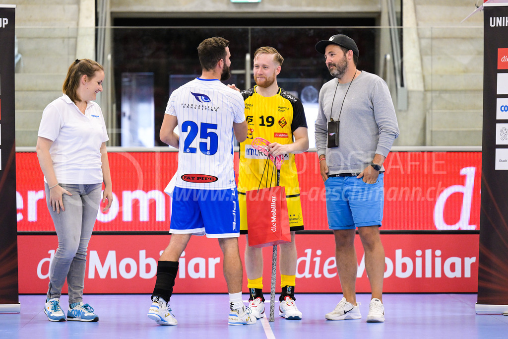 GC Unihockey vs HC Rychenberg - 27. August 2022 | GC Unihockey vs HC Rychenberg
AXA Arena, Winterthur
Bestplayer Christoph Meier (#25 GC Unihockey) und Noah Püntener (#19 HC Rychenberg) mit Nationaltrainer David Janson.
Bild: Sportfotografie Markus Aeschimann | www.markus-aeschimann.ch - Realisiert mit Pictrs.com