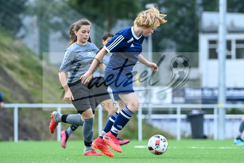 IBBGRE20200829_0072 | Fussball, C-Juniorinnen:   beim Testspiel zwischen DJK Arminia Ibbenbueren und TSG 07 Burg Gretesch im Sportzentrum Schierloh am 29.08.2020 in Ibbenbueren, Deutschland. - Realisiert mit Pictrs.com