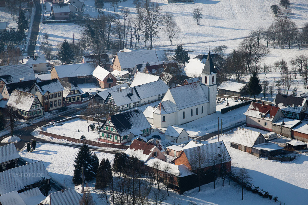 Luftbild: Winterlich schneebedeckte Kirchengebäude im Dorfkern in Eberbach-Seltz im Bundesland Bas-Rhin in Frankreich. Foto: IMG_36217.jpg vom 02.01.2011 durch Werner Riehm/FLY-FOTO.de