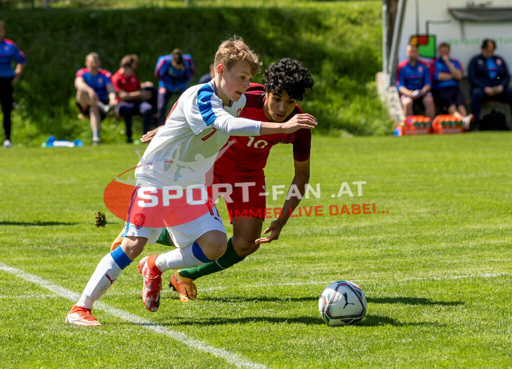 Portugal  U15 -Czech Republic U15 | KRYSTOF CIZEK (Czech Republic #17) JOÃO SIMÕES (Portugal #10) ; Portugal  U15 -Czech Republic U15 am 29.04.2022 in Arnoldstein
(Sportplatz), AUSTRIA, (Photo by Ernst Krawagner sport-fan.at) - Realisiert mit Pictrs.com