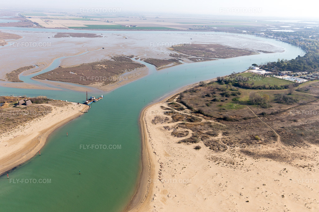 Aerial view: View of the town in Bibione Pineda in the state Veneto, Italy. – Photo: IMG_097995.jpg taken on 04/03/2017 by Werner Riehm/FLY-FOTO.com – Resolution of the original: 5472 x 3648 px