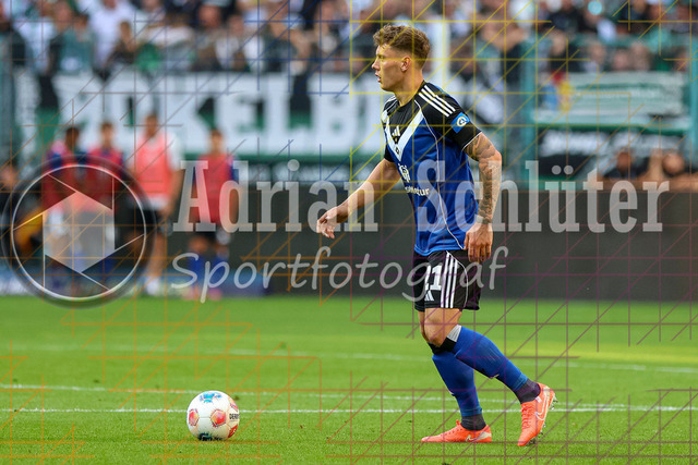 Borussia Mönchengladbach vs Hamburger SV - Bundesliga  | Mönchengladbach, Deutschland, 24.08.25:   Nicolai Remberg (Hamburger SV) in Aktion am Ball, Einzelaktion waehrend des Spiels der Bundesliga zwischen Borussia Mönchengladbach vs Hamburger SV im Stadion im Borussia Park(Foto von Brauer-Fotoagentur / Adrian Schlueter)