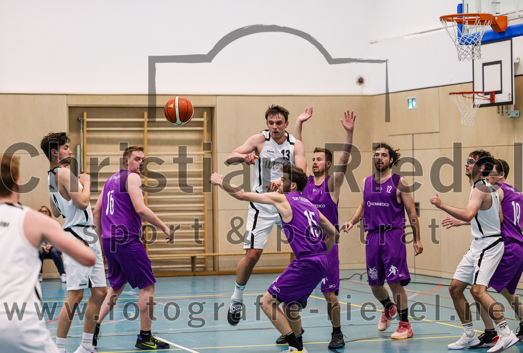 2022-05-01_077_TSV_Vaterstetten_gegen_DJK_Traunstein | Vaterstetten, Deutschland, 01.05.2022:
Basketball, Aufstiegsrunde zur Bayernliga 2021 / 2022, 5. Spieltag, TSV Vaterstetten gegen DJK Traunstein, Endergebnis: 87:79

C. Joch (DJK Traunstein, #16), Konstantin Huber (TSV Vaterstetten, #13), Maximilian Hoernes (DJK Traunstein, #15), D. Berger (DJK Traunstein, #12), Maximilian Rothe (TSV Vaterstetten, #6)

Foto: Christian Riedel / fotografie-riedel.net