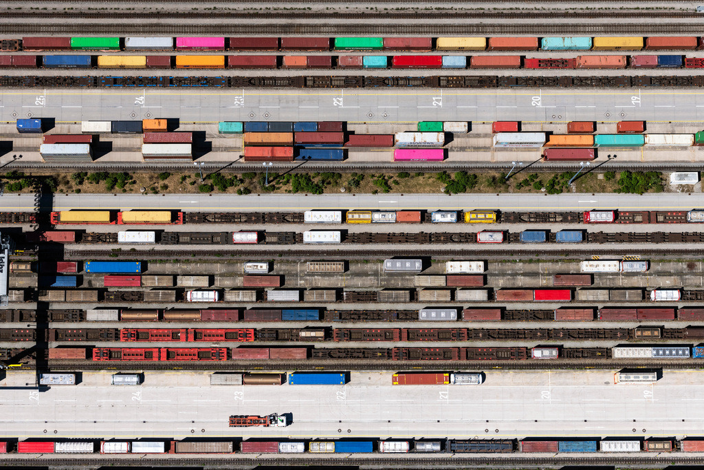 dr__0054545.jpg | MüNCHEN 12.06.2020 Senkrecht- Luftbild aus der Satelliten- Perspektive vom Schienen- und Gleisstrecken auf den Abstellgleisen und Rangierstrecken des Rangierbahnhofes und Güterbahnhofes der Deutschen Bahn im Ortsteil Bogenhausen in München im Bundesland Bayern, Deutschland. Weiterführende Informationen bei: DB Netz AG,  Deutsche Bahn AG. // Vertical aerial view from the satellite perspective of the marshalling yard and freight station of the Deutsche Bahn in the district Bogenhausen in Munich in the state Bavaria, Germany. Further information at: DB Netz AG,  Deutsche Bahn AG. Foto: Daniel Reiter