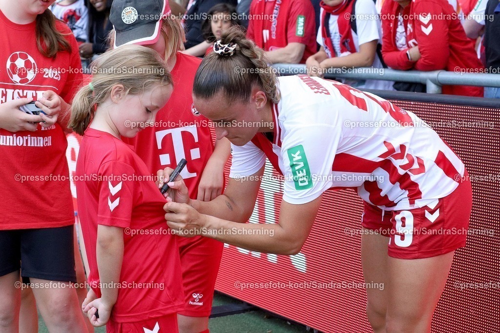 xSSc06092502035 | 05.09.2025, xsscx, Frauen Fuﬂball, 1. FC Koeln - RB Leipzig, 1. Fuﬂball Bundesliga, 01. Spieltag, Franz-Kremer-Stadion, Saison 2025 2026: Vanessa Leimenstoll (1. FC Koeln #29) gibt einem Fan Autogramme DFB regulations prohibit any use of photographs as image sequences and or quasi-video. Nordrhein-Westfalen Deutschland