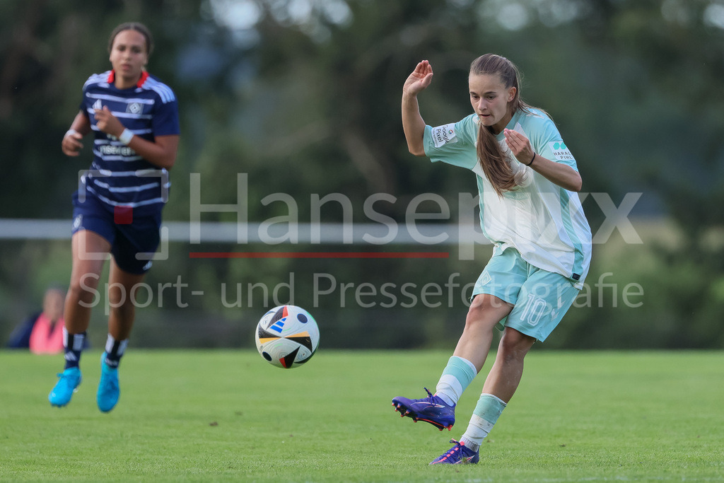 Fussball, Testspiel Frauen, Hamburger SV - SV Werder Bremen | v.li.: Tuana Mahmoud (SV Werder Bremen, 10) am Ball, Einzelbild, Ganzkörper, Aktion, Action, Spielszene
