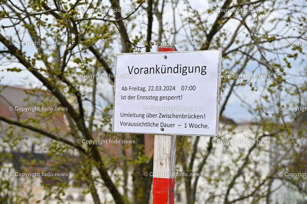 Steyr_ Ennssteg_ 21.03.2024-4 | 21.03.2024, Steyr, AUT, Steyr, im Bild Ennssteg, Enns, Fluss, Uebergang, Bruecke, Fussgaenger, Feature, Symbolbild