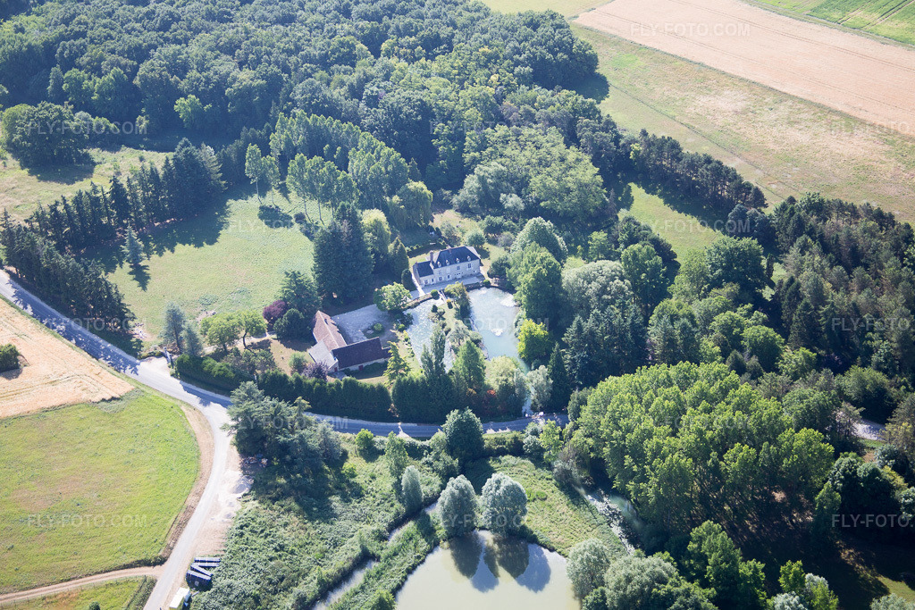Aerial view: View of the town in Landes-le-Gaulois in the state Loir et Cher, France.Photo: IMG_082243.jpg taken on 06/20/2015 by Werner Riehm/FLY-FOTO.comResolution of the original: 5472 x 3648 px
