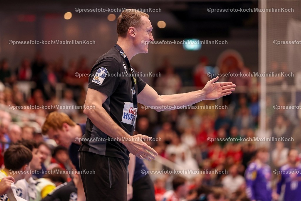 TUSEM06032601059 | 06.03.2026, Handball, 2. Handballbundesliga  Herren, Saison 2025 / 2026, 23. Spieltag, TuSEM Essen - VfL Eintracht Hagen: Pavel Prokopec (VfL Eintracht Hagen #hc) gestikulierend am Spielfeldrand  