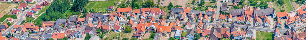 Luftbild: Rue Principale Panorama aus Süden in Schleithal im Bundesland Bas-Rhin in Frankreich. – Foto: IMG_40968(40947)-Bearbeitet.jpg vom 08.05.2011 durch Werner Riehm/FLY-FOTO.de – Auflösung des Originals: 16520 x 2184 px