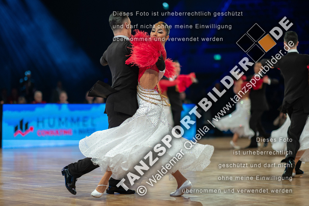 20251206-04417 | Hier finden Sie Tanz Bilder vom Latein und Standard Formationen tanzen. Sportbilder vom Tanzsport. Schöne Fotos und von Weltmeisterschaft, Europameisterschaft, Bundesliga, Regionalliga, Oberliga und Landesliga sowie von GOC Stuttgart, DanceComp, WM Bremen