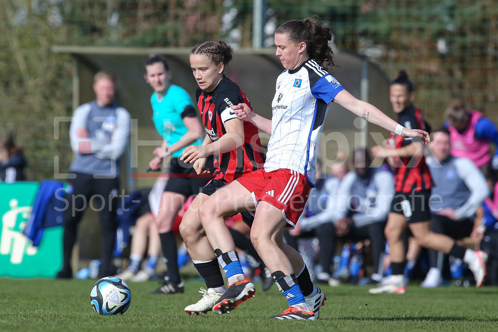 Fussball, 2. Frauen-Bundesliga, Hamburger SV - Eintracht Frankfurt II | v.li.: Paulina Platner (Eintracht Frankfurt II, 16) und Larissa Mühlhaus (Hamburger SV, 7) im Zweikampf, Duell, Dynamik, Aktion, Action, Spielszene, DIE DFB-RICHTLINIEN UNTERSAGEN JEGLICHE NUTZUNG VON FOTOS ALS SEQUENZBILDER UND/ODER VIDEOÄHNLICHE FOTOSTRECKEN. DFB REGULATIONS PROHIBIT ANY USE OF PHOTOGRAPHS AS IMAGE SEQUENCES AND/OR QUASI-VIDEO.