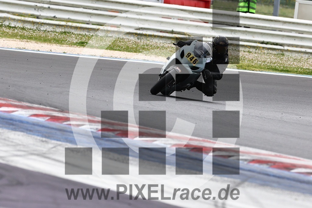 0946-20240329_00936 | Schöne Erinnerungen an spannende Momente - das festzuhalten ist unser Job. PIXELrace.de ist seit 2003 auf den Rennstrecken Europas unterwegs um die Action draußen beim Fahren und die wunderbare Stimmung imm Fahrerlager für euch einzufangen.