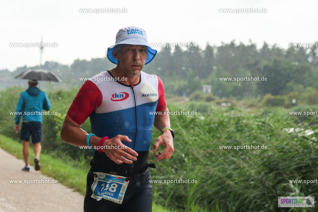 LUR_1399 | 34. M-net Erlanger Triathlon 2025 #erlangertriathlon  #mnettriathlon2025 #mnettriathlon #team #olympischedistanz #mitteldistanz #triathlon #maindonaukanal  #erlangertriathlon2025 #yourpictrs #tv1848 #tv1848erlangen  #triathlonbayern #sportinerlangen #demsportverbunden #sportshot_your_pictrs Copyright: www.sportshot.de