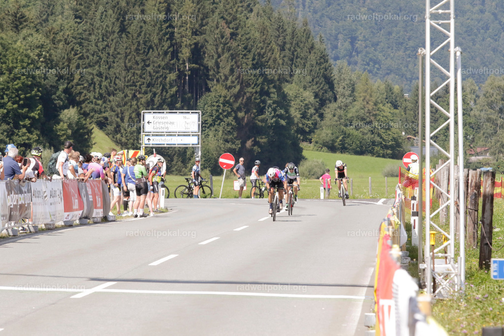 1034_20230817_Bewerb_Maenner_Muehlanger | AUT - OESTERREICH, 2023-08-16: SPORT RENNRAD-FAHREN - 55. INTERNATIONALER RADWELTPOKAL IN ST. JOHANN IN TIROL  - Vintage-Radrennen mit WM-Bronze-Medaillen-Siegerin Christina Schweinberger, den Teilnehmer und Alexander Baumann (vom Orginastions-Team) - TAG 2 BEWERB MAENNER IN SECHS GRUPPEN  ; Foto: Roland Muehlanger