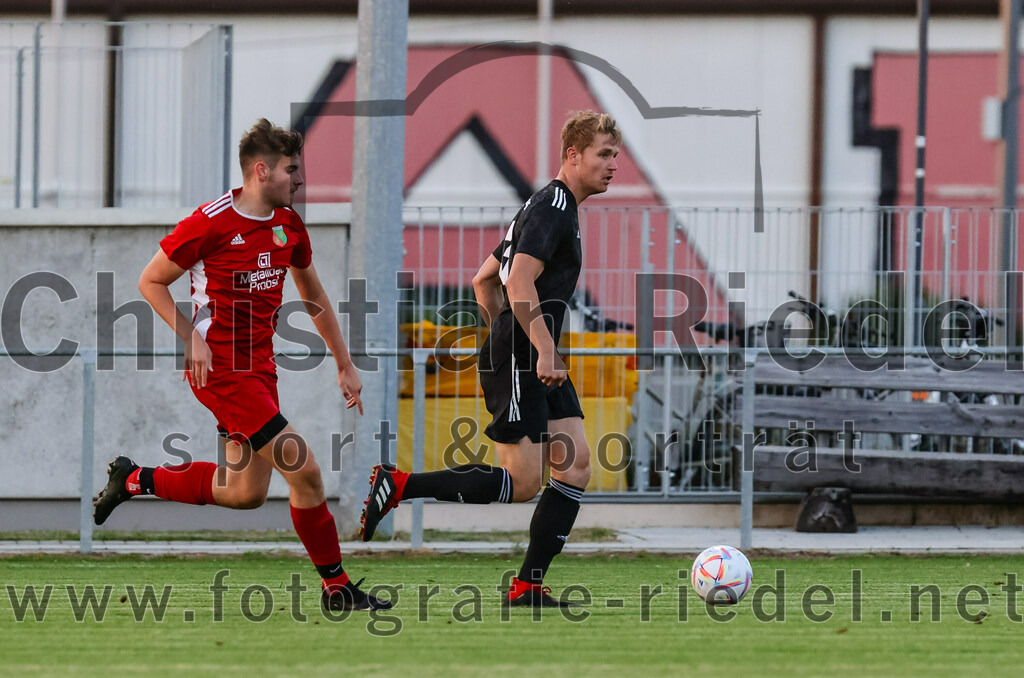 2023-07-20_015_FC_Finsing_gegen_TSV_Wartenberg | Finsing, Deutschland, 20.07.2023:
Fußball, Kreisliga 2023 / 2024, Testspiel, FC Finsing gegen TSV Wartenberg, Endergebnis: 1:0

Maximilian Kronseder (TSV Wartenberg, #6), Josef Weber (FC Finsing, #3)

Foto: Christian Riedel / fotografie-riedel.net