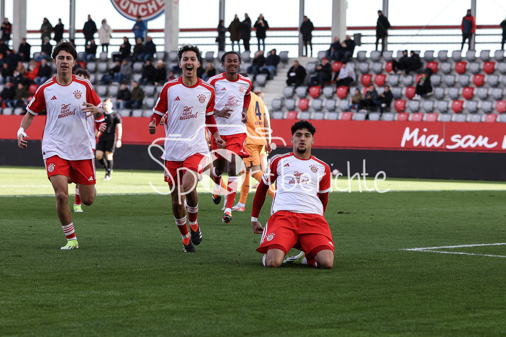 FC Bayern München U19 - TSG 1899 Hoffenheim U19 | Jubel nach dem Treffer zum 1-o fuer den FC Bayern durch Emirhan DEMIRCAN (FCB #11) / Torschuezte / Tor / Freude / Happy