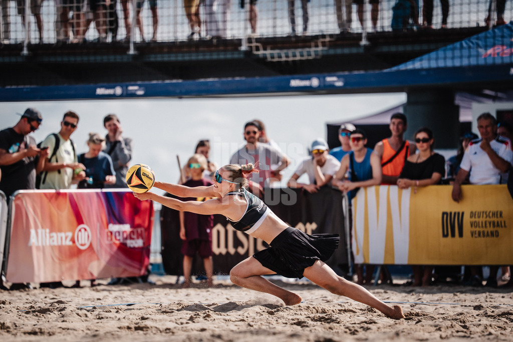 Beachvolleyball | Frauen | Deutsche Meisterschaften 2025 Timmendorfer Strand | 04.09.2025 | Tabea Schwarz springt zum Ball