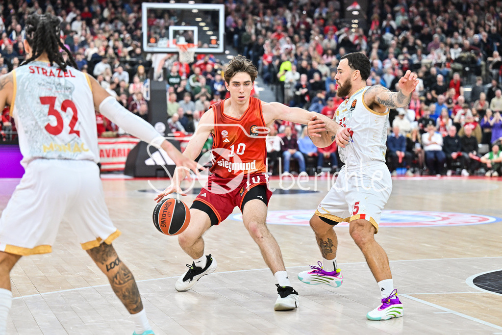 FC Bayern Basketball - AS Monaco Basket | MUNICH, GERMANY - 05. FEBRUARY: im Duell Neno Justianian JESSUP (FC Bayern Basketball 10) und Mike JAMES (AS Monaco Basket 55) während dem Match zwischen dem FC Bayern Basketball und dem AS Monaco Basket am 27. Spieltag der EuroLeague im SAP GARDEN