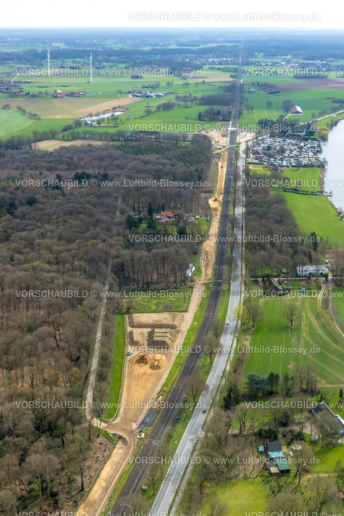 Rees230300802Betuwe | Luftbild, Ausbau der Betuwe Linie zwischen Ruhrgebiet und den Niederlanden im Bereich Rees Haldern zur dreigleisigen Bahnstrecke, , alle beschrankten Bahnübergänge werden entfallen oder durch Über- oder Unterführungen ersetzt werden. Vor allem ist die Ausbaumaßnahme für die Bahn mit der Verpflichtung verbunden, nunmehr Lärmschutz für die betroffenen Menschen zu gewähren. Stockum, Rees-Haldern, Niederrhein, Ruhrgebiet, Nordrhein-Westfalen, Deutschland