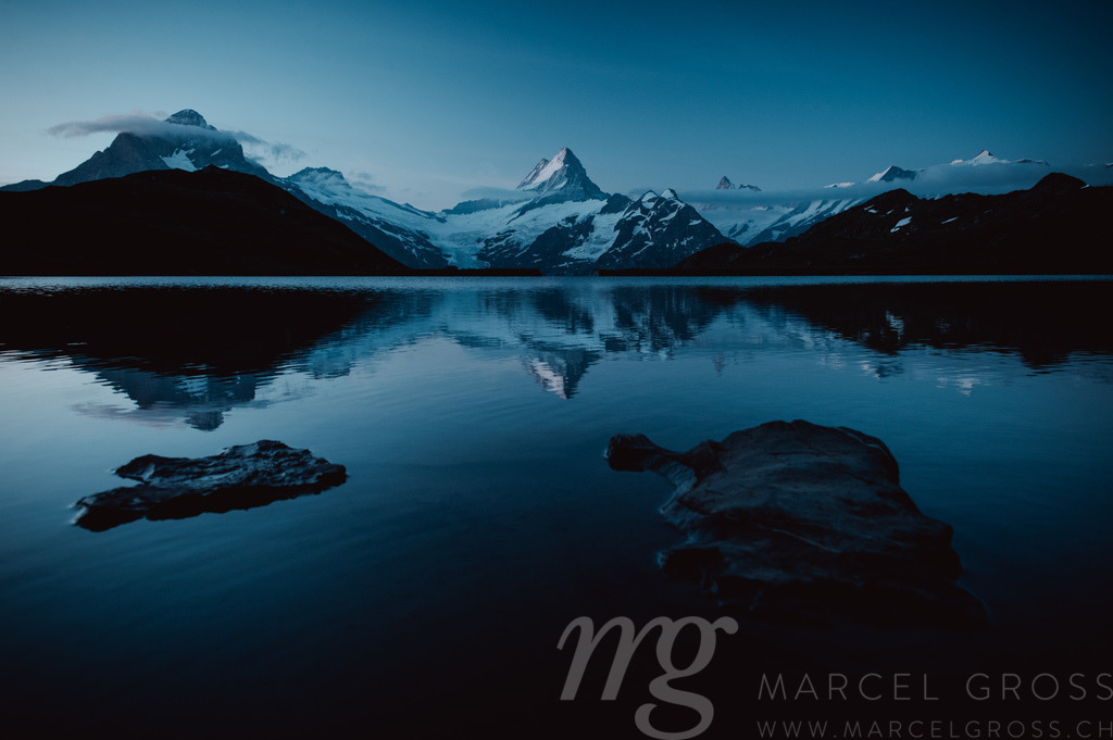 pre-sunrise at a calm Lake Bachalpsee with Schreckhorn | Die ideale Geschenkidee für Naturliebhaber. Naturbilder von Marcel Gross Photography für ihr Zuhause in den verschiedensten Formaten und Materialien. - Realisiert mit Pictrs.com