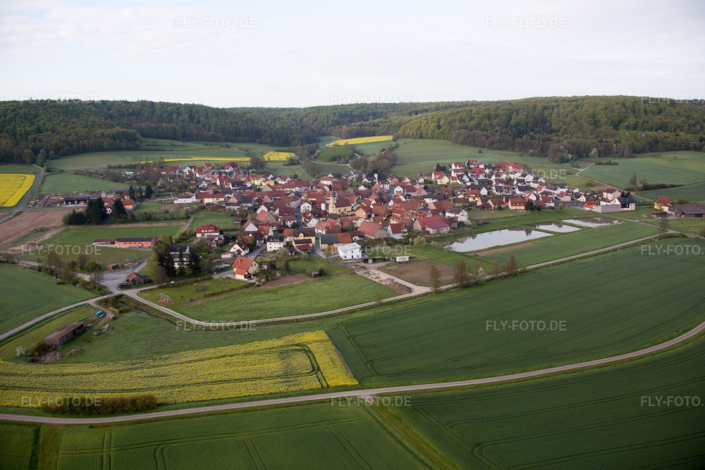 Luftbild: Geusfeld bei Rauhenebrach im Ortsteil Geusfeld in Rauhenebrach im Bundesland Bayern in Deutschland. Foto: IMG_087796.jpg vom 05.05.2016 durch Werner Riehm/FLY-FOTO.de