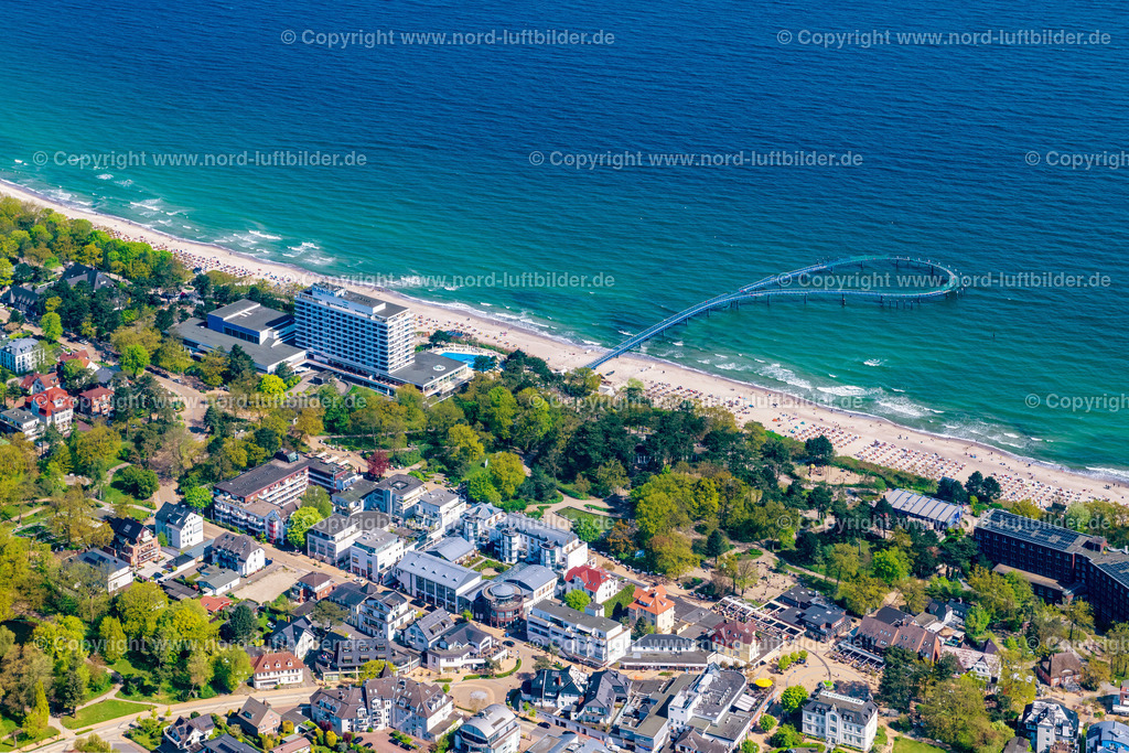 Timmendorf_Timmendorfer_Strand_Neü_Seebruecke_ELS_5205010524 | TIMMENDORFER STRAND 01.05.2024 Neubau der Laufflächen und Konstruktion der Seebrücke über der Wasseroberfläche der Ostsee an der Straße Strandallee in Timmendorfer Strand an der Ostseeküste im Bundesland Schleswig-Holstein, Deutschland. // New construction of the treads and construction of the pier over the water surface of the Baltic Sea on the Strandallee street in Timmendorfer Strand on the Baltic Sea coast in the state Schleswig-Holstein, Germany. Foto: Martin Elsen
