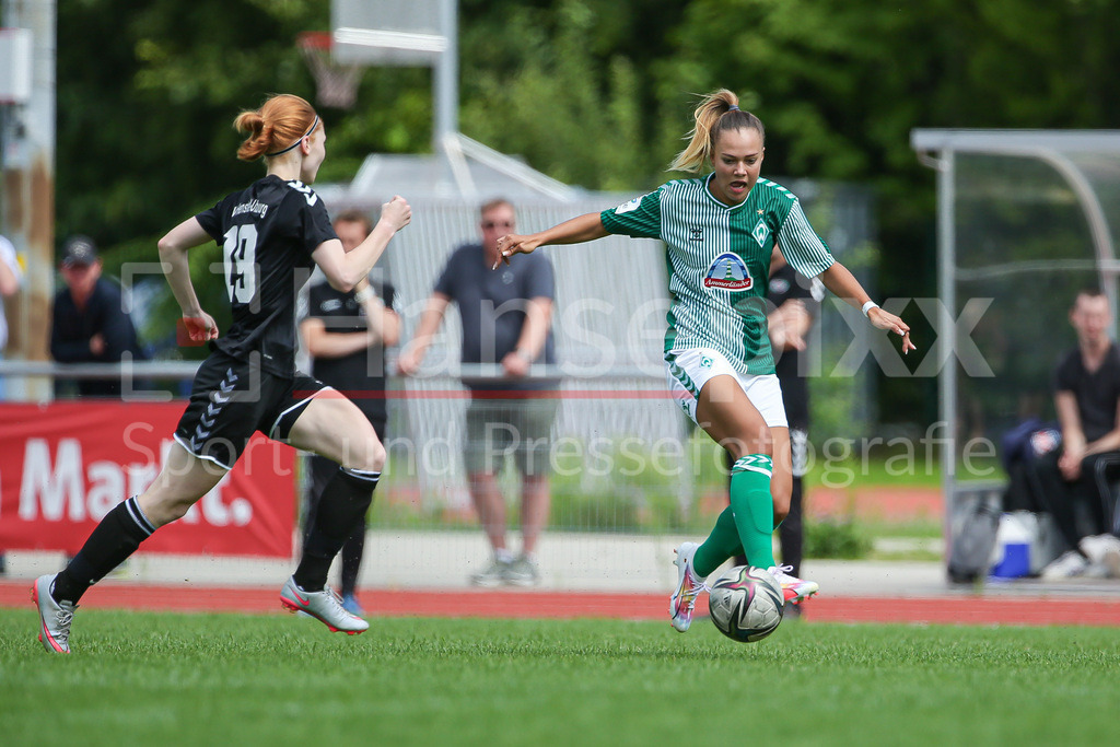 Fussball, Testspiel Frauen, SV Henstedt-Ulzburg - SV Werder Bremen | v.li.: Luisa Kern (SV Henstedt-Ulzburg, 19) und Maja Sternad (SV Werder Bremen, 11) im Zweikampf, Duell, Dynamik, Aktion, Action