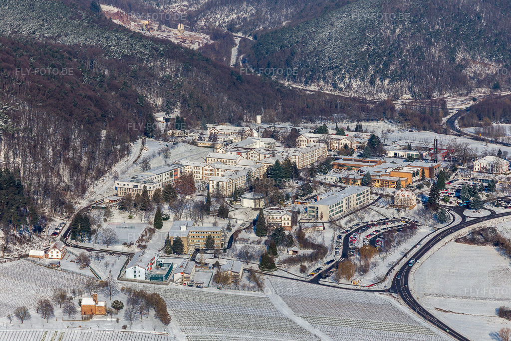 Winterluftbild im Schnee des Pfalzklinikum für Psychatrie | Luftbild: Winterluftbild im Schnee des Pfalzklinikum für Psychatrie in Klingenmünster im Bundesland Rheinland-Pfalz in Deutschland. Foto: IMG_124432.jpg vom 11.02.2021 durch ©2025 Werner Riehm fly-foto.de/copyright - Realisiert mit Pictrs.com
