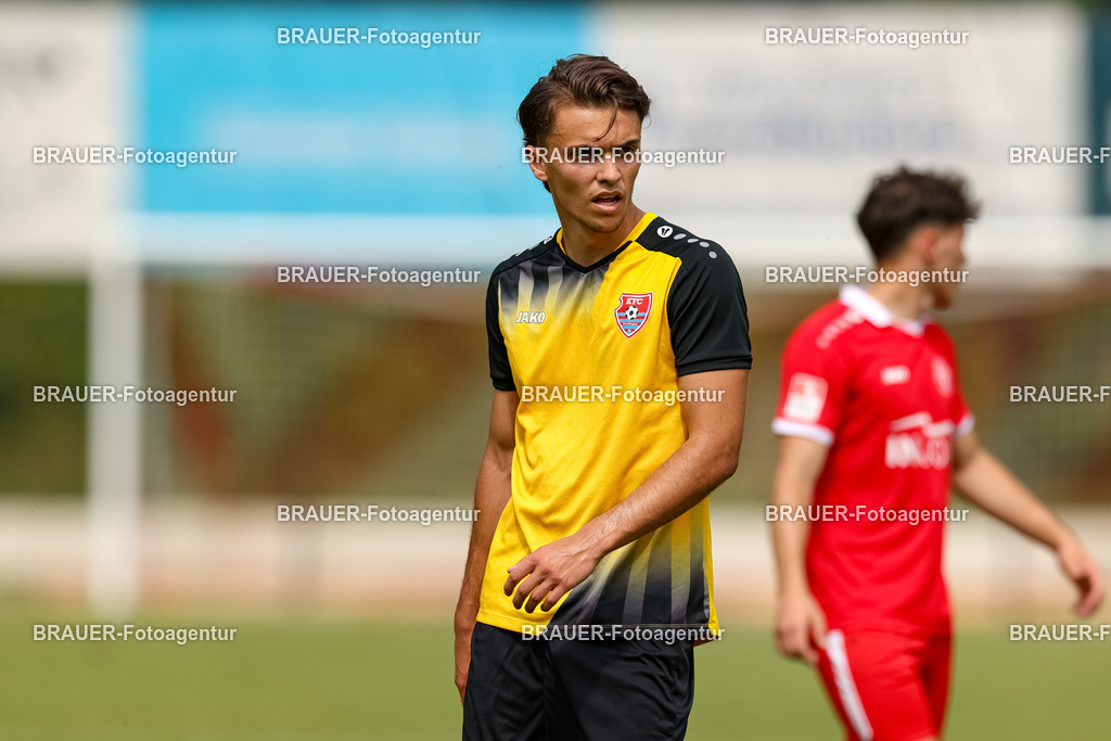 1_SVSKFC_20250726_0267.JPG -  - SV Schermbeck - KFC Uerdingen  - Testspiel | Schermbeck, Deutschland, 26.07.25: Maximilian Dimitrijevski (KFC Uerdingen) schaut während des Testspiel Spiels zwischen SV Schermbeck - KFC Uerdingen  in der Volksbank Arena am 26. July 2025 in Schermbeck, Deutschland. (Foto von Stefan Brauer/Brauer-Fotoagentur)