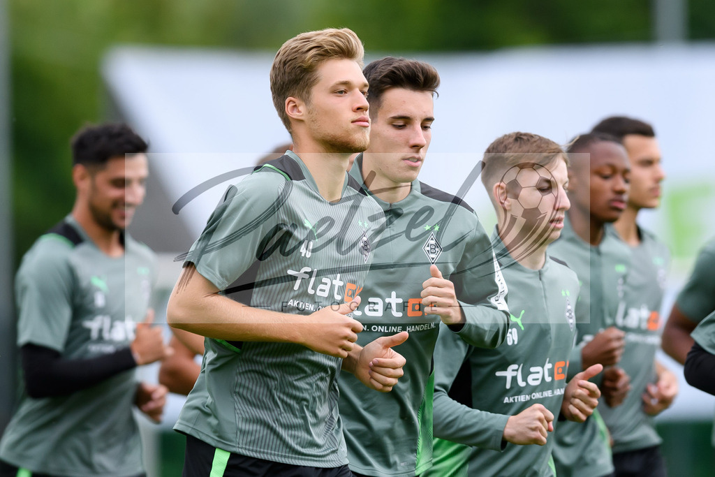 TRABMG20210719_006 | Fussball, Herren: Michael Wentzel (Borussia Moenchengladbach) schaut beim Training von Borussia Moenchengladbach waehrend des Trainingslagers auf dem Trainingsplatz am Hotel Klosterpforte am 19.07.2021 in Harsewinkel, Deutschland. - Realisiert mit Pictrs.com
