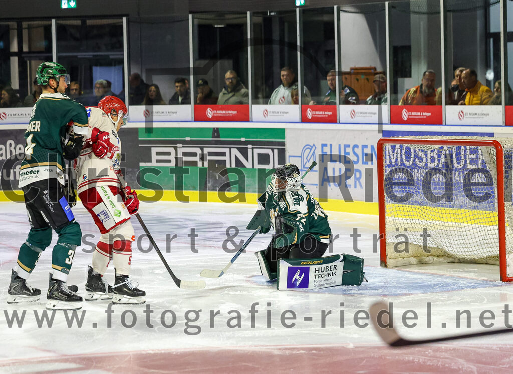 2025-09-12_142_TSV_Erding_gegen_EV_Landshut | Erding, Deutschland, 12.09.2025:Eishockey, Oberliga Süd 2025 / 2026, Testspiel, TSV Erding gegen EV Landshut, Endergebnis: 4:6Bastian Cramer (Erding Gladiators, #34), Torwart David Zabolotny (Erding Gladiators, #72)Foto: Christian Riedel / fotografie-riedel.net