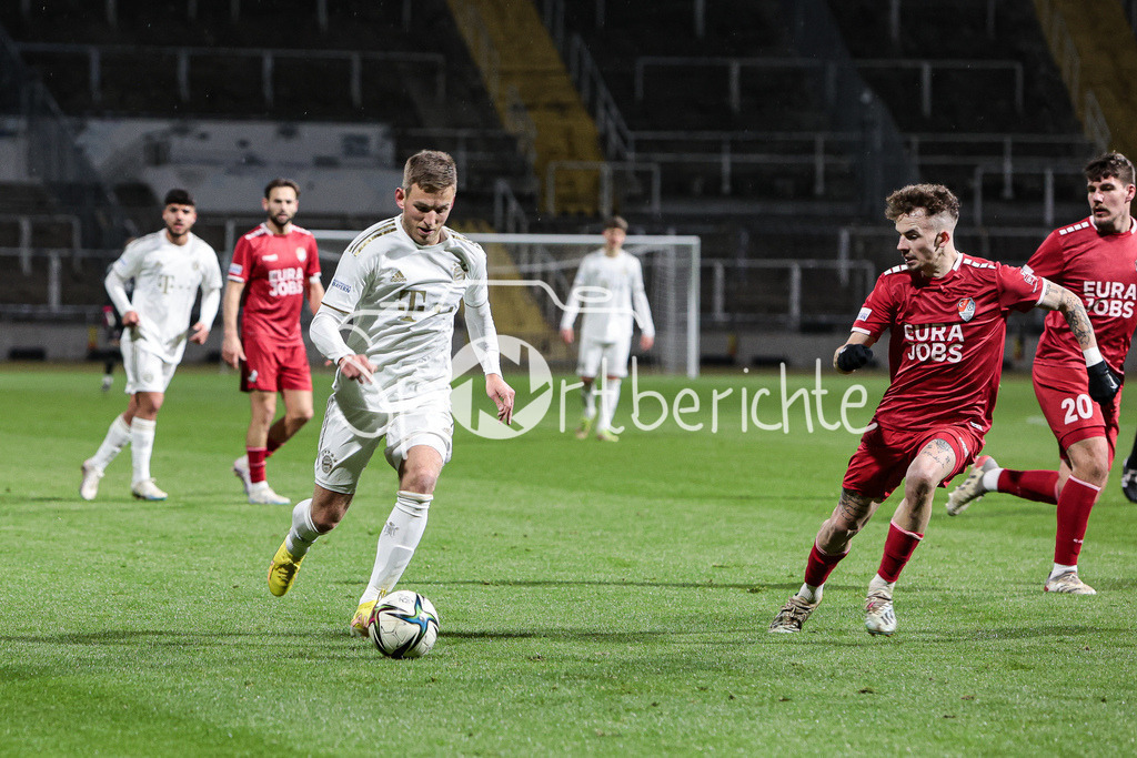 Türkgücü München - FC Bayern Amateure | Timo KERN (FCB #10) im Duell mit Sascha HINGERL (TGM #14)