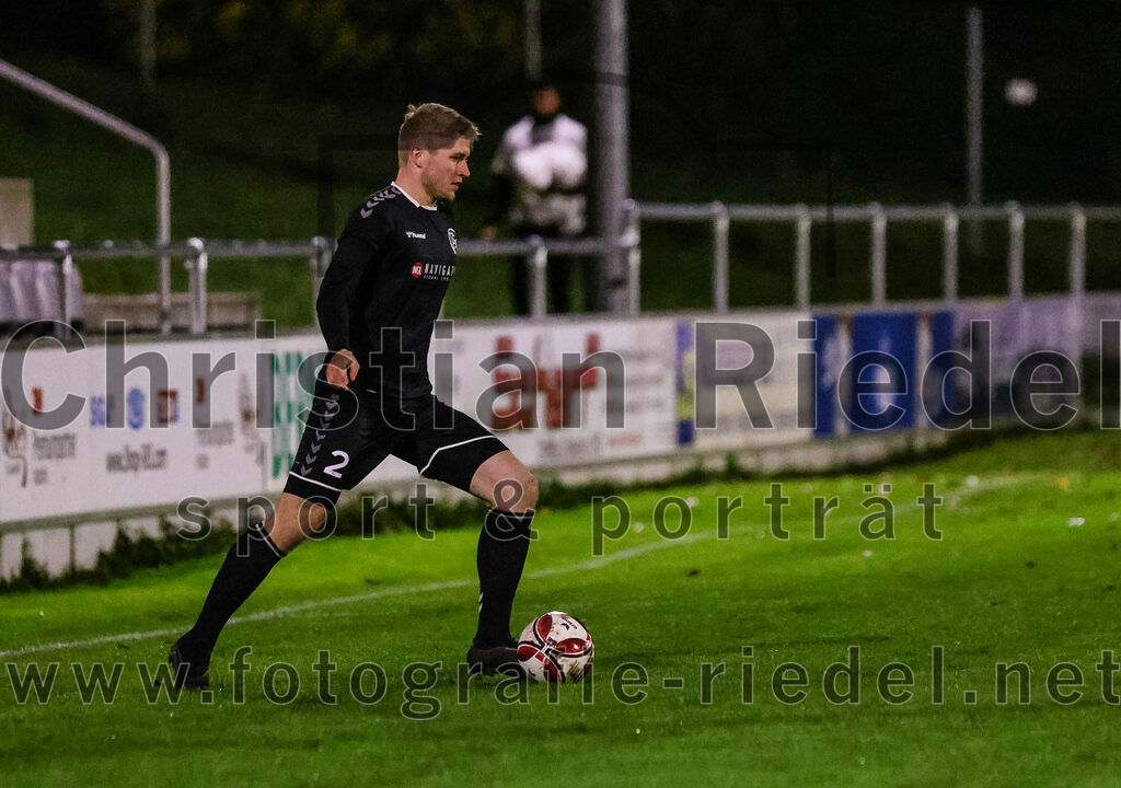 2023-11-03_011_FC_Schwaig_gegen_TuS_Holzkirchen | Oberding, Deutschland, 03.11.2023:
Fußball, Landesliga Südost 2023 / 2024, 19. Spieltag, FC Schwaig gegen TuS Holzkirchen, Endergebnis: 4:1

Tobias Jell (FC Schwaig, #2)

Foto: Christian Riedel / fotografie-riedel.net