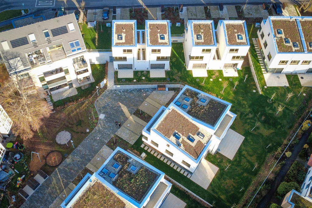 Bulachweg | Leonberg Warmbronn - Am Ortsrand von Leonberg-Warmbronn, im Bulachweg, entstand ein städtebauliches Ensemble mit Quartierscharakter und in nachhaltiger Holzbauweise. Das wurde ganz aktuell mit dem German Design Award ausgezeichnet. Bei einem Rundgang klärt einer der Investoren hoffentlich auch darüber auf, warum die sechs  bezugsfertigen Doppelhäuser seit vielen Wochen leer stehen. - Realisiert mit Pictrs.com