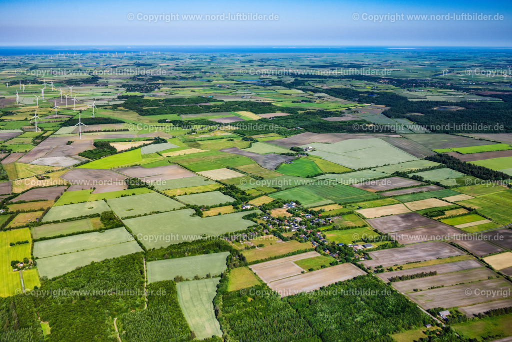 Karlum_ELS_7767100623 | KARLUM 10.06.2023 Landwirtschaftliche Nutzflächen und Feldgrenzen umsäumen das Siedlungsgebiet des Dorfes in Karlum im Bundesland Schleswig-Holstein, Deutschland. // Agricultural land and field boundaries surround the settlement area of the village in Karlum in the state Schleswig-Holstein, Germany. Foto: Martin Elsen